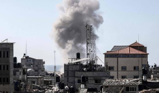 دخان منبعث من فوق أحد المباني التي قصفا الاحتلال الإسرائيلي في رفح جنوب قطاع غزة 21/4/2024 | المصدر: وكالة الأنباء الفرنسية