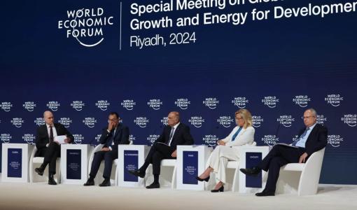 الخصاونة خلال جلسة حوارية حول الأوضاع في غزة على هامش منتدى الاقتصاد العالمي الرياض 29/4/2024 | المصدر: رئاسة الوزراء