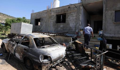 الدمار الذي سببه المستوطنون في منزل وسيارة مواطن فلسطيني في قرية المغير قرب رام الله في الضفة الغربية | المصدر: وكالة الأنباء الفرنسية