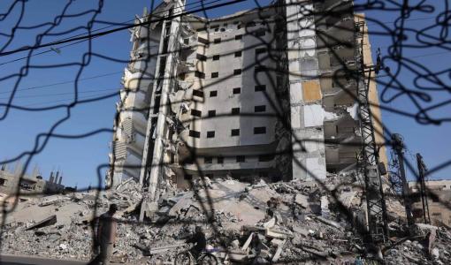 آثار الدمار الذي سببه قصف الاحتلال على أحد المباني في رفح جنوب غزة | المصدر: وكالة الأنباء الفرنسية