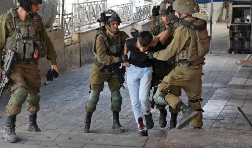 جنود الاحتلال خلال اعتقالهم أحد الفتية في الضفة الغربية | المصدر: قدس برس