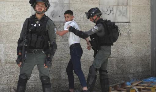 جنود الاحتلال يمسكون فتى تمهيدا لاعتقاله قبل أيام في الخليل | المصدر: الأناضول