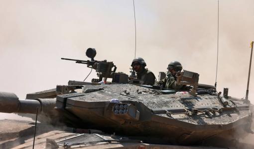 جنود من جيش الاحتلال الإسرائيلي على دبابة متجهة نحو قطاع غزة في 16/4/2024 | المصدر: وكالة الأنباء الفرنسية