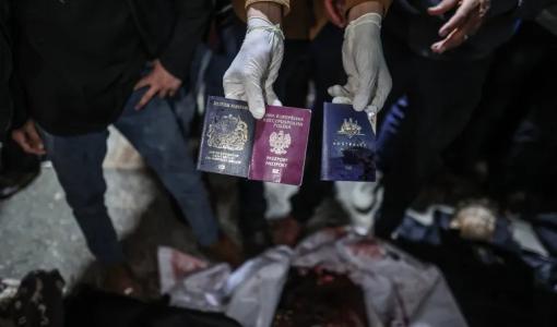 جوازات السفر التي كان يحملها فريق منظمة "المطبخ العالمي المركزي" الإغاثية الأمريكية بعد أن استهدفهم الاحتلال في غزة | المصدر: الأناضول