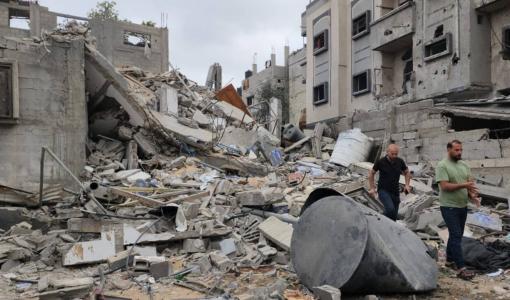 مواطنون يتفقدون ركام منزل عائلة الخطيب الذي استهدفته طائرات الاحتلال فجر اليوم في حي الجنينة بمدينة رفح جنوب قطاع غزة 29/4/2024 | المصدر: فلسطين بوست