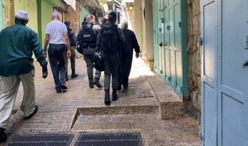 قوات الاحتلال تجبر المرابطين المبعدين على مغادرة محيط باب السلسلة تزامنا مع اقتحام المسجد الأقصى 28/4/2024 | المصدر: شبكة العاصمة الإخبارية