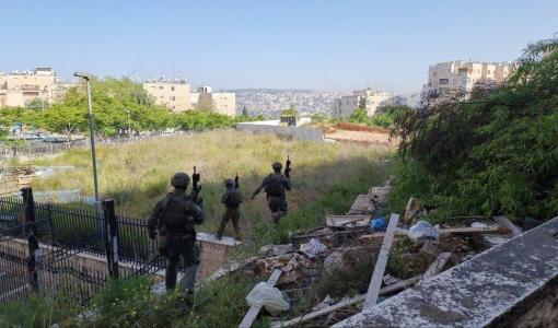 جنود الاحتلال خلال عملية البحث عن منفذي عملية الدهس بالقدس المحتلة 22/4/2024 | المصدر: القسطل الإخباري