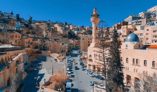 منظر عام من مدينة السلط ويظهر فيها جامع السلط الكبير منظر عام من مدينة السلط ويظهر فيها جامع السلط الكبير