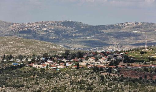 صورة ملتقطة من قرية عقربا جنوب نابلس تظهر مستوطنتي &quot;إيتامار وإيلون موريه&quot;