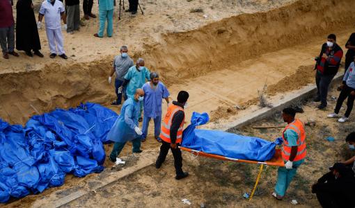 دفن جثث فلسطينيين استشهدوا إثر غارات الإسرائيلية على غزة | المصدر: رويترز