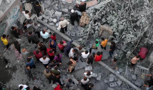 فلسطينيون يبحثون تحت الأنقاض عن الشهداء والأحياء إثر قصف إسرائيلي في حي الدرج | المصدر: وكالة الأنباء الفرنسية