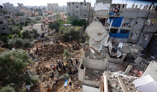 فلسطينيون يتفقدون الدمار الذي خلفه القصف الإسرائيلي على وسط مخيم البريج وسط قطاع غزة 3/5/2024 | المصدر: فلسطين بوست