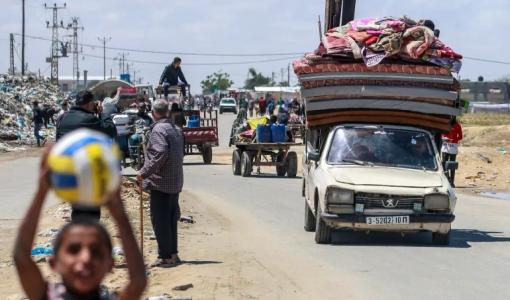 غزيون ينزحون من رفح بعد تهديد الاحتلال باجتياحها | المصدر: وكالة الأنباء الفرنسية
