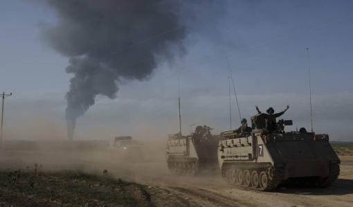 آليات جيش الاحتلال قرب حدود غزة | المصدر: أسوشييتد برس