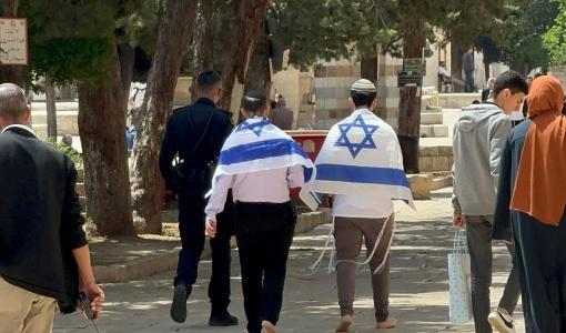 مستوطنون يرفعون علم الاحتلال داخل حرم المسجد الأقصى 14/5/2024 | المصدر: مركز معلومات وادي حلوة