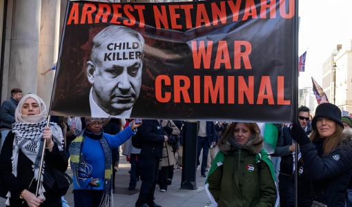 متظاهرون مؤيدون لفلسطين وسط لندن يحملون لافتة تصف نتنياهو بقاتل الأطفال 25/11/2023 | المصدر: gettyimages