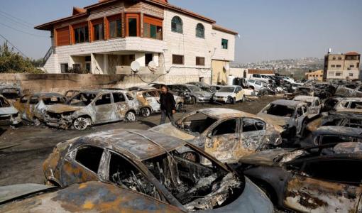 عشرات المنازل والسيارات التي اعتدي عليها المستوطنون في بلدة حوارة | المصدر: رويترز