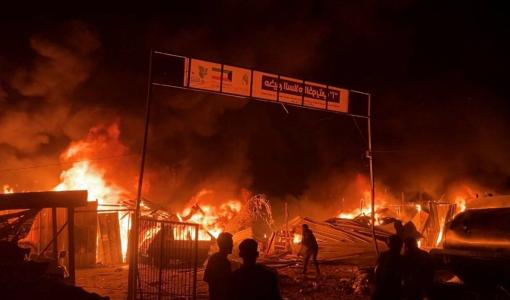 نيران مستعرة في خيام النازحين إثر قصف إسرائيلي استهدفهم في رفح 27/5/2024 | المصدر: رويترز