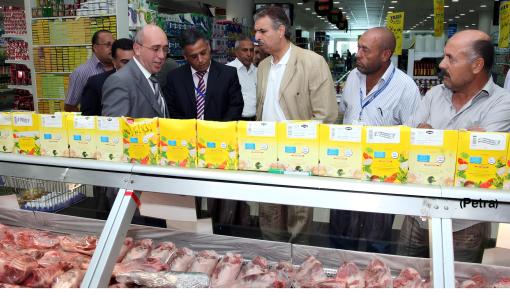 كوادر المؤسسة العامة للغذاء والدواء تنفذ إحدى ورشات التوعية والتدريب لمتداولي الغذاء في أحد المراكز التجارية في العاصمة عمان