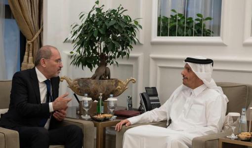 وزير الخارجية الأردني أيمن الصفدي ونظيره القطري الشيخ محمد بن عبد الرحمن آل ثاني