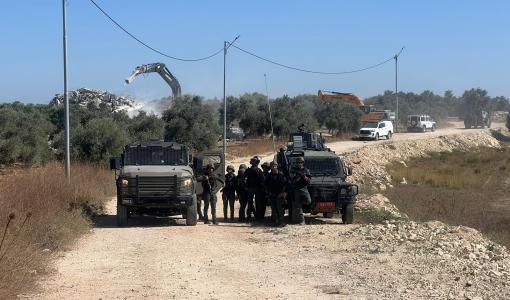 جنود الاحتلال يغلقون طريقا مؤديا إلى أحد المنازل أثناء هدمه 26/6/2024 | المصدر: وكالة وفا الفلسطينية