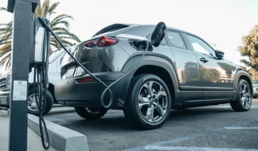 سيارة كهربائية على محطة شحن سيارة كهربائية على محطة شحن