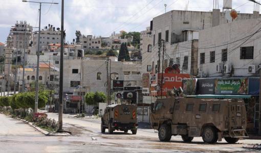 دورية للاحتلال الإسرائيلي على طريق مهجورة في طولكرم خلال غارة على المدينة بالضفة الغربية | وكالة الأنباء الفرنسية