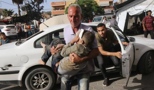 فلسطيني يحمل صبيا مصابا إلى مستشفى شهداء الأقصى في دير البلح فلسطيني يحمل صبيا مصابا إلى مستشفى شهداء الأقصى في دير البلح | المصدر: وكالة الأنباء الألمانية