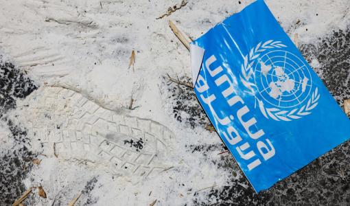 لافتة تحمل شعار الأونروا لافتة تحمل شعار الأونروا ملقاة على الأرض