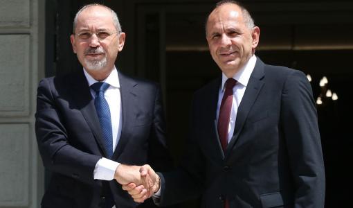 أيمن الصفدي ونظيره اليوناني في أثينا أيمن الصفدي ونظيره اليوناني في أثينا 26/6/2024 | المصدر: وزارة الخارجية الأردنية