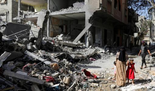 طفلة فلسطينية مع والدتها قرب الدمار التي سببه قصف الاحتلال على مخيم النصيرات وسط قطاع غزة طفلة فلسطينية مع والدتها قرب الدمار التي سببه قصف الاحتلال على مخيم النصيرات وسط قطاع غزة | المصدر: رويترز