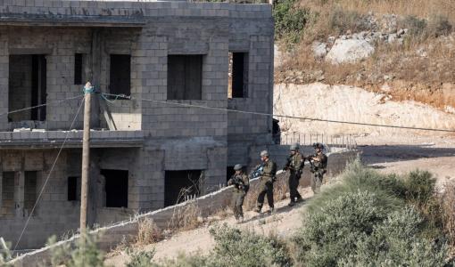 جنود الاحتلال الإسرائيلي خلال عملية عسكرية في قرية قباطية قرب جنين بالضفة الغربية | المصدر: رويترز