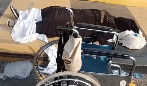 جثمان حاجة على قارعة الطريق جثمان حاجة على قارعة الطريق من جبل عرفات تجاه الحرم المكي 17/6/2024 | المصدر: منصة إكس