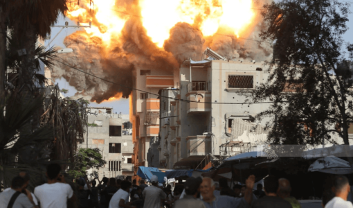 لحظة قصف أحد المنازل في مخيم البريج جنوب مدينة غزة لحظة قصف أحد المنازل في مخيم البريج جنوب مدينة غزة 3/6/2024 | المصدر: شبكة قدس الإخبارية