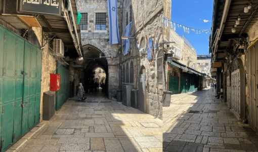 مستوطنون يعلقون أعلام الاحتلال في أزقة البلدة القديمة بالقدس 5/6/2024 | المصدر: العاصمة