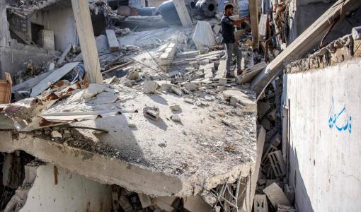 رجل يقف على أنقاض منزل قصفه الاحتلال الإسرائيلي رجل يقف على أنقاض منزل شقيقة إسماعيل هنية رئيس المكتب السياسي لحركة حماس الفلسطينية بعد أن تعرض لقصف إسرائيلي في مخيم الشاطئ للاجئين غرب مدينة غزة 25/6/2024 | المصدر: وكالة الأنباء الفرنسية