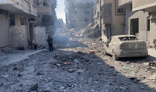 سيارة متضررة وبناية مدمرة في مخيم الشاطئ غرب مدينة غزة إثر قصف الاحتلال سيارة متضررة وبناية مدمرة في مخيم الشاطئ غرب مدينة غزة إثر قصف الاحتلال | المصدر: وكالة الأنباء الألمانية