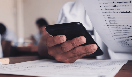 طالب يمسك هاتف خلال الامتحان تعبيرية لطالب يمسك هاتف خلال الامتحان | المصدر: shutterstock
