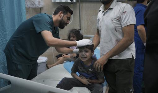 طفل فلسطيني مصاب جراء قصف الاحتلال إثر قصف الاحتلال على غزة طفل فلسطيني مصاب جراء قصف الاحتلال إثر قصف الاحتلال على غزة | المصدر: أسوشييتد برس