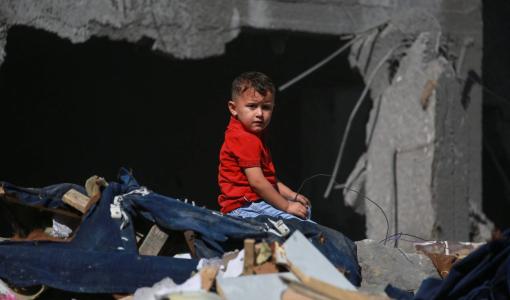 طفل يجلس على أنقاض أحد المنازل المهدمة في مخيم البريج في وسط غزة طفل يجلس على أنقاض أحد المنازل المهدمة في مخيم البريج في وسط غزة | المصدر: وكالة الأنباء الفرنسية