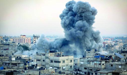 دخان يتصاعد في رفح جنوب قطاع غزة إثر قصف الاحتلال الإسرائيلي دخان يتصاعد في رفح جنوب قطاع غزة إثر قصف الاحتلال الإسرائيلي | المصدر: وكالة الأنباء الفرنسية