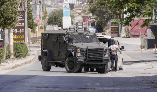 جنود الاحتلال يحاصرون مركبة إسعاف خلال اقتحام سابق في الضفة الغربية | المصدر: وكالة وفا الفلسطينية