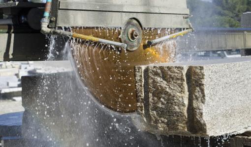 عملية نشر الحجر في أحد مصانع الرخام | المصدر: shutterstock