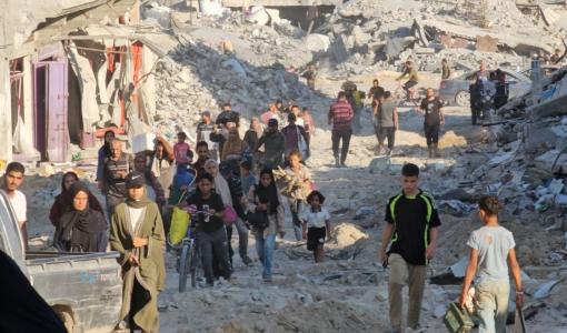 فلسطينيون في طريق عودتهم إلى خانيونس بعد انسحاب جيش الاحتلال 30/7/2024 فلسطينيون في طريق عودتهم إلى خانيونس بعد انسحاب جيش الاحتلال 30/7/2024