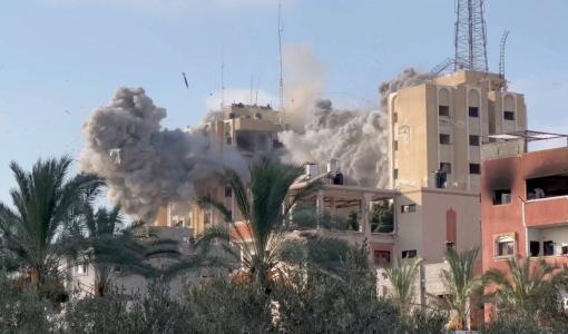 دخان متصاعد بعد غارة إسرائيلية على وسط قطاع غزة | المصدر: رويترز