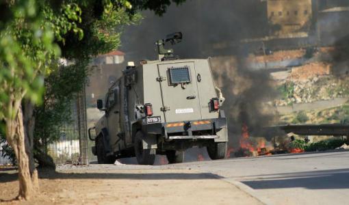 آلية لجيش الاحتلال أثناء مواجهات في اقتحام سابق لطوباس | المصدر: المركز الفلسطيني للإعلام