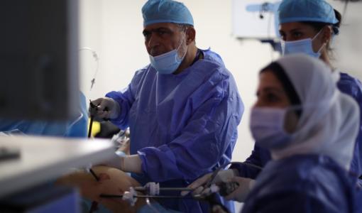 أطباء يجرون عملية ضمن حملة منظمة سامز في الأردن أطباء يجرون عملية ضمن حملة منظمة سامز في الأردن | المصدر: الجمعية الطبية السورية الأمريكية - سامز