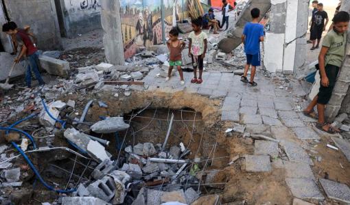 أطفال بالقرب من حفرة أحدثها القصف الإسرائيلي على مدرسة تديرها الأمم المتحدة في النصيرات بوسط قطاع غزة أطفال بالقرب من حفرة أحدثها القصف الإسرائيلي على مدرسة تديرها الأمم المتحدة في النصيرات بوسط قطاع غزة 9/7/2024 | المصدر: وكالة الأنباء الفرنسية