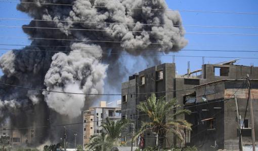 دخان يتصاعد من مبنى استهدفته غارة إسرائيلية بالنصيرات وسط قطاع غزة دخان يتصاعد من مبنى استهدفته غارة إسرائيلية بالنصيرات وسط قطاع غزة 20/7/2024 | المصدر: وكالة الأنباء الفرنسية