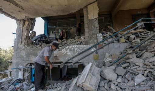 فلسطيني وسط حطام مدرسة أبو عريبان التي قصفها الاحتلال فلسطيني وسط حطام مدرسة أبو عريبان التي قصفها الاحتلال | المصدر: الوكالة الأوروبية للصور الصحفية